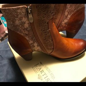 L’Artiste Designer Boots, two tone, NEW